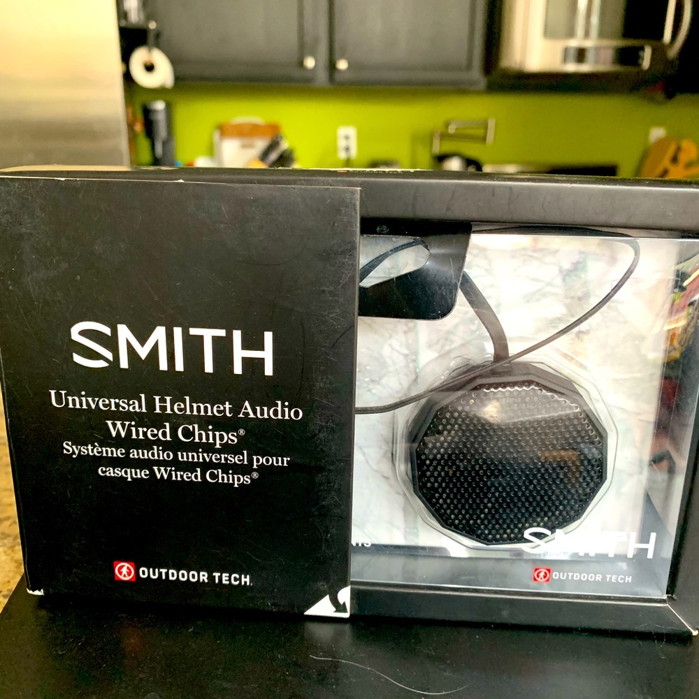 New in box Smith Universal Helmet Audio Wired Chips